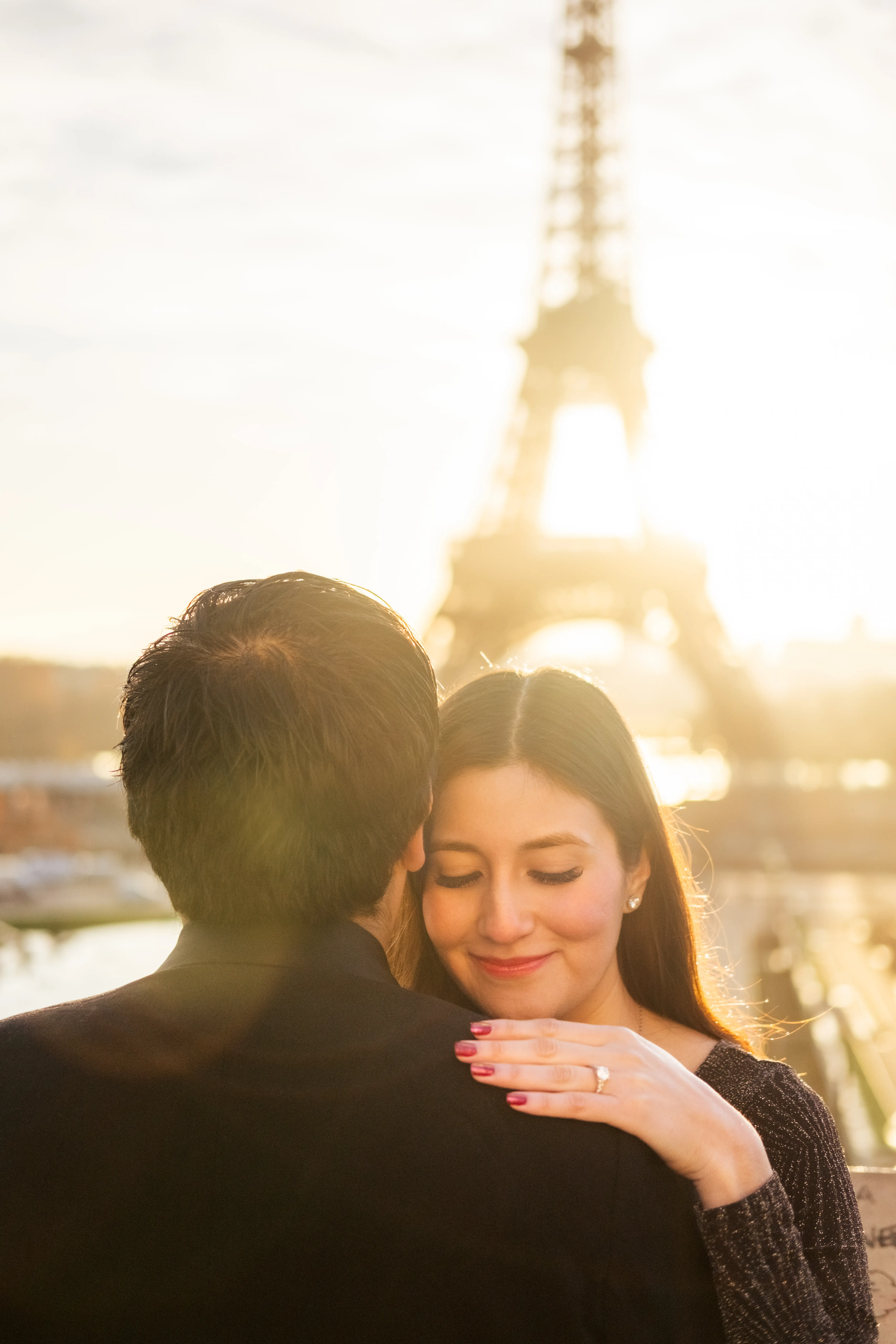 Lizbeth y Axel, instante íntimo en París — el anillo