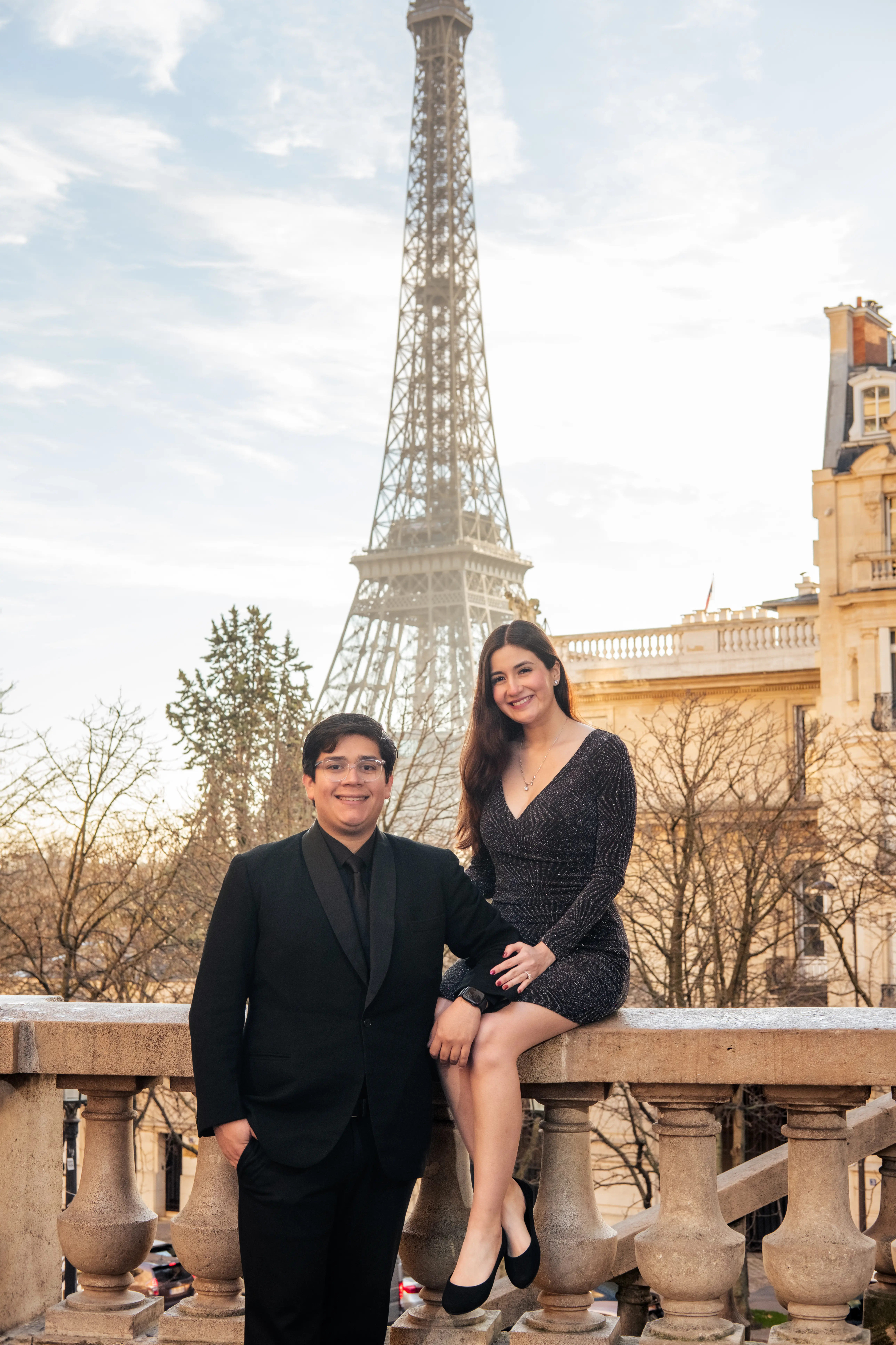Lizbeth y Axel en los escalones dorados de la Torre Eiffel