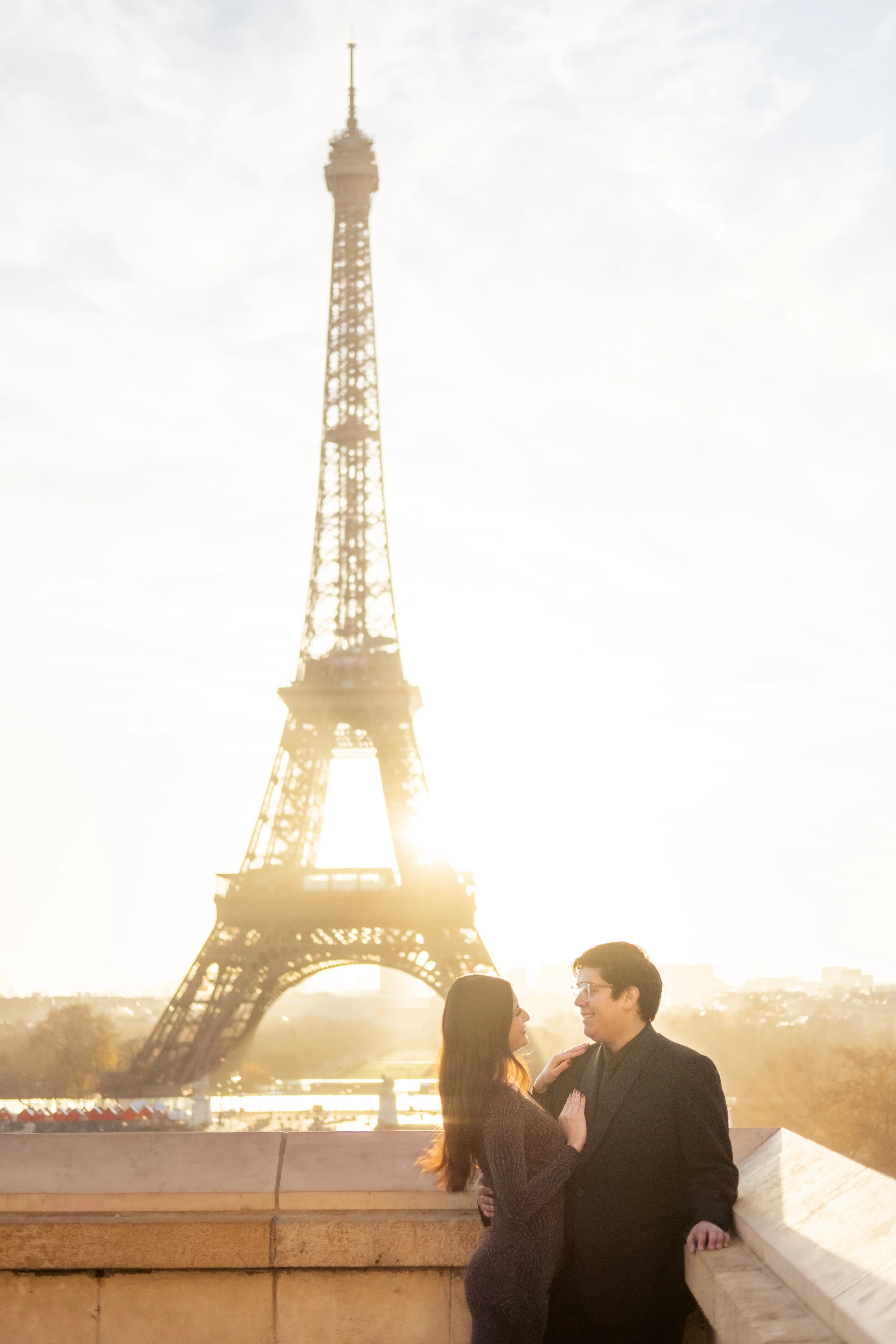 Lizbeth y Axel caminando juntos frente a la Torre Eiffel