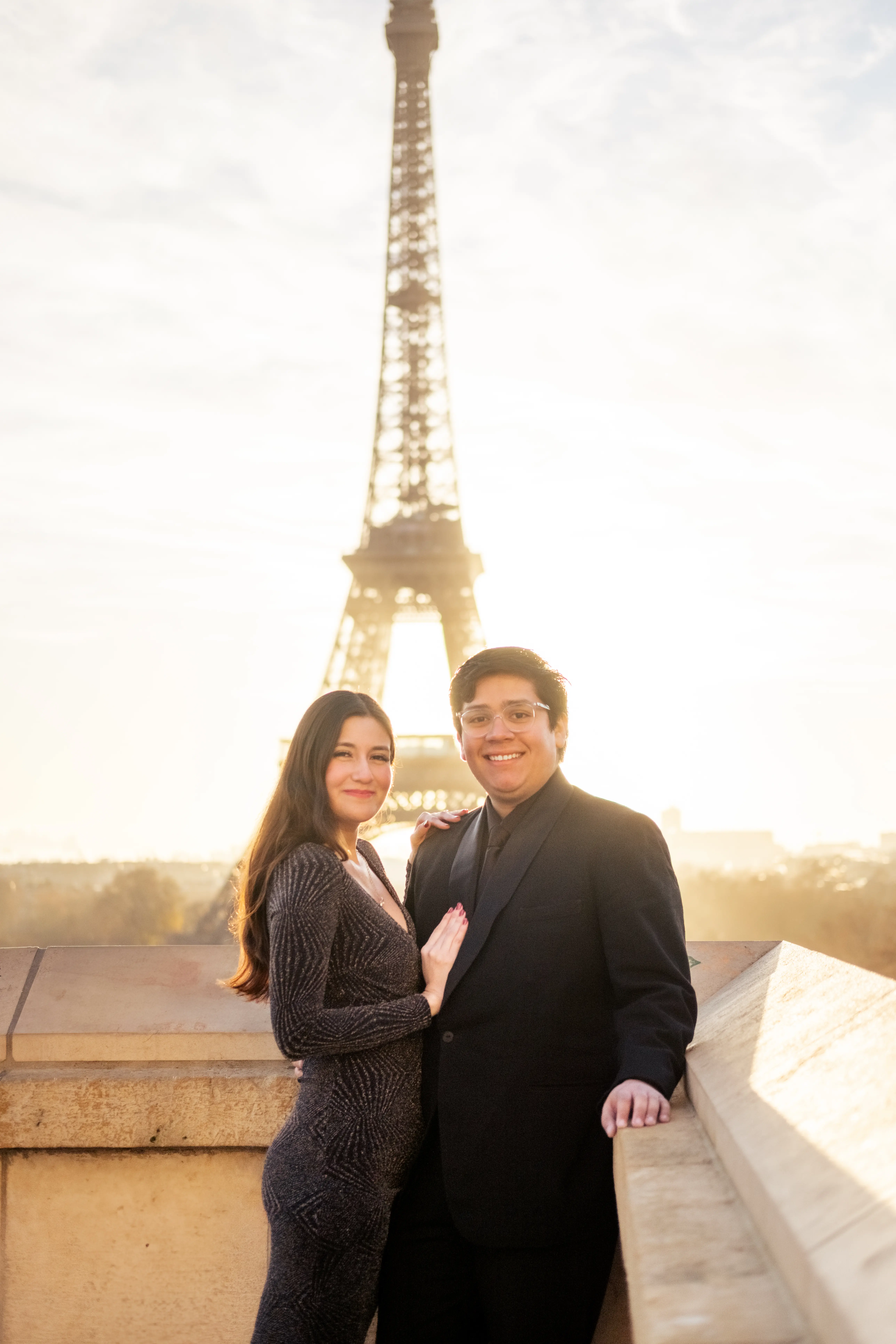 Lizbeth y Axel, retrato dorado frente a la Torre Eiffel