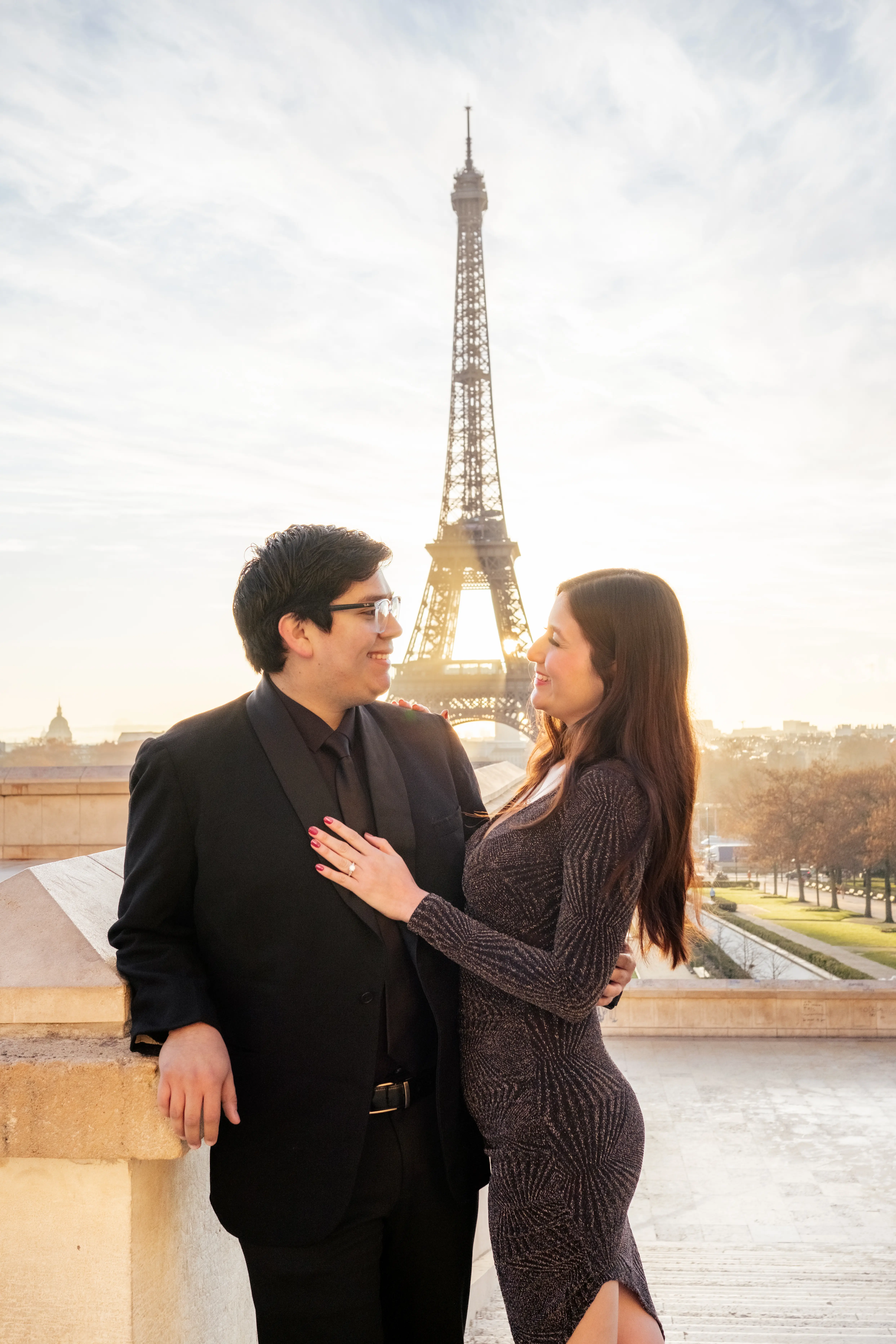 Lizbeth y Axel caminando de la mano por las calles de París