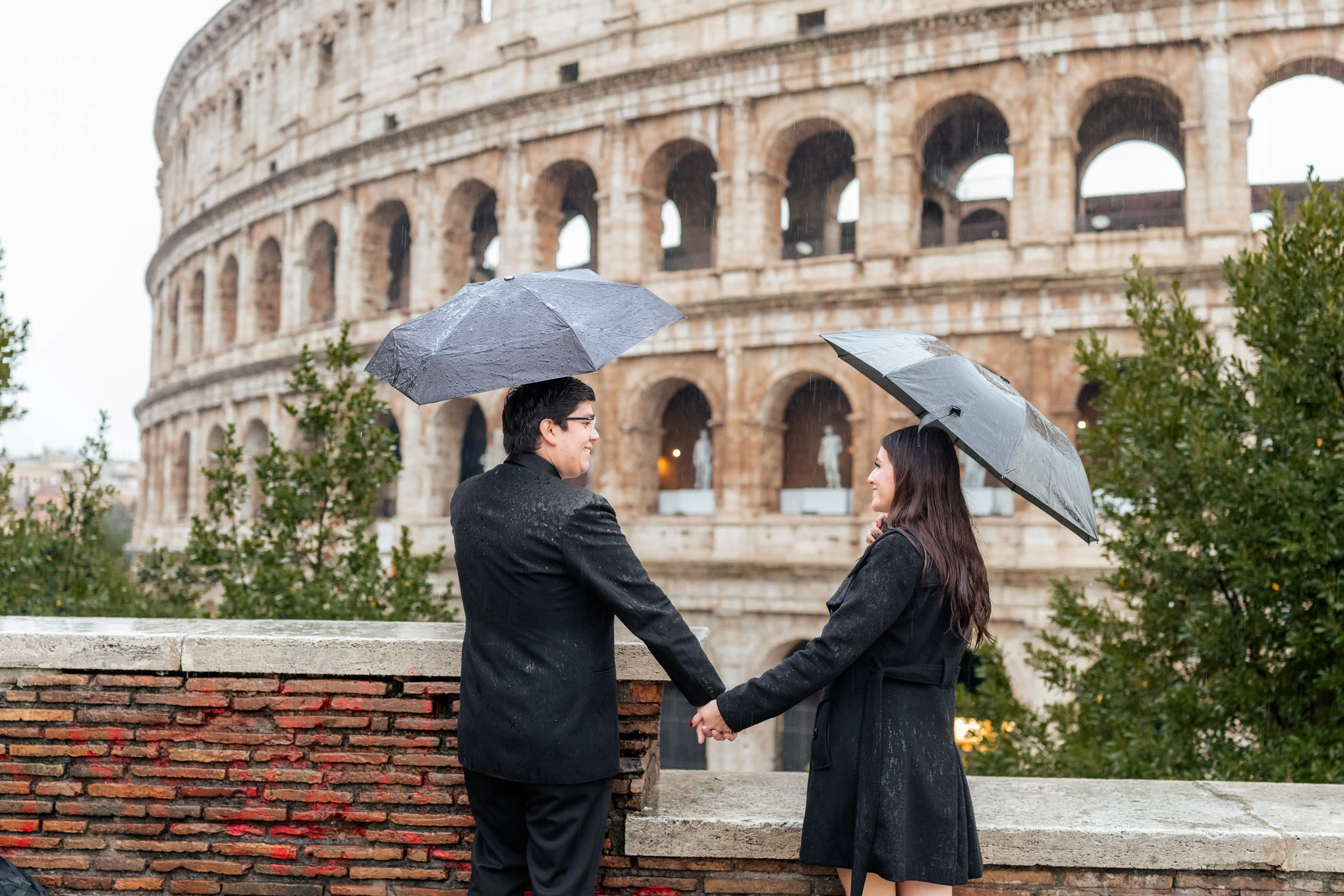 Lizbeth y Axel, de la mano frente al Coliseo