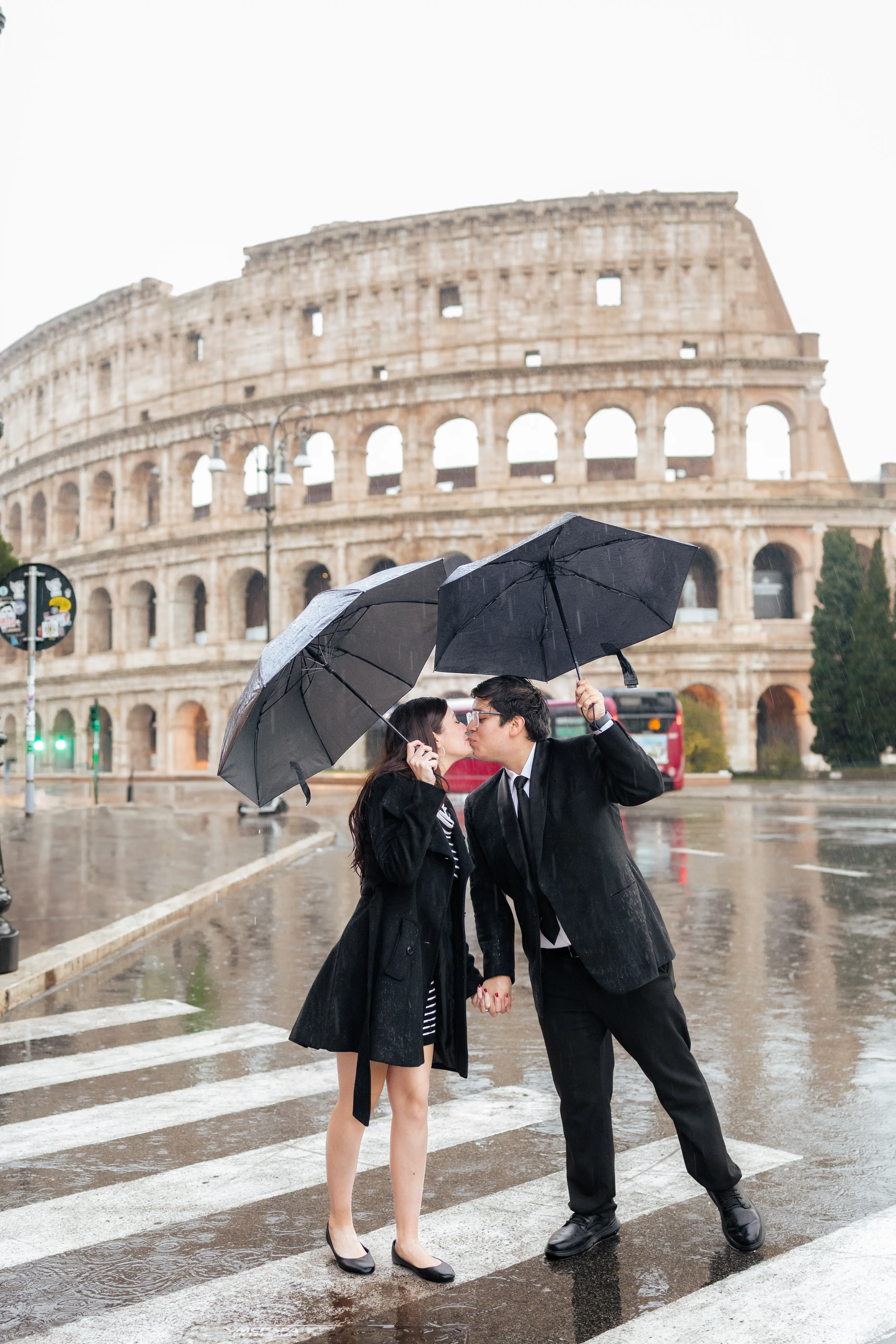 Lizbeth y Axel, beso en el cruce bajo la lluvia de Roma