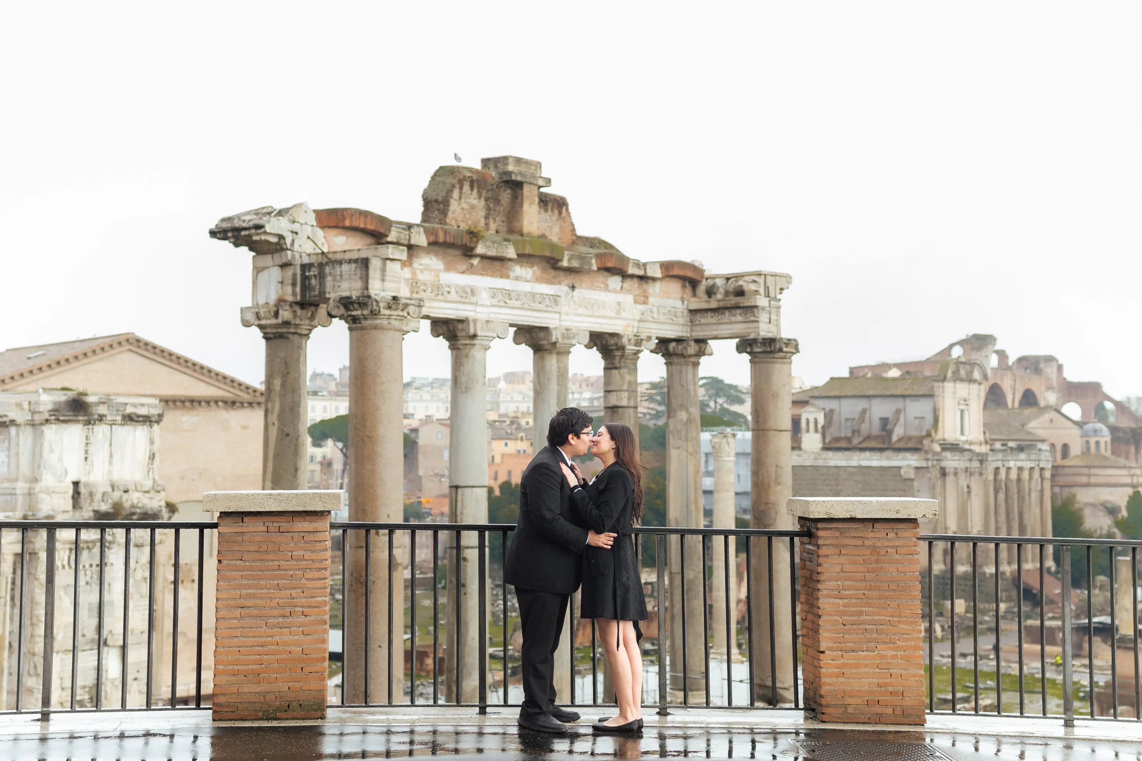 Lizbeth y Axel, beso eterno ante las columnas del Foro Romano