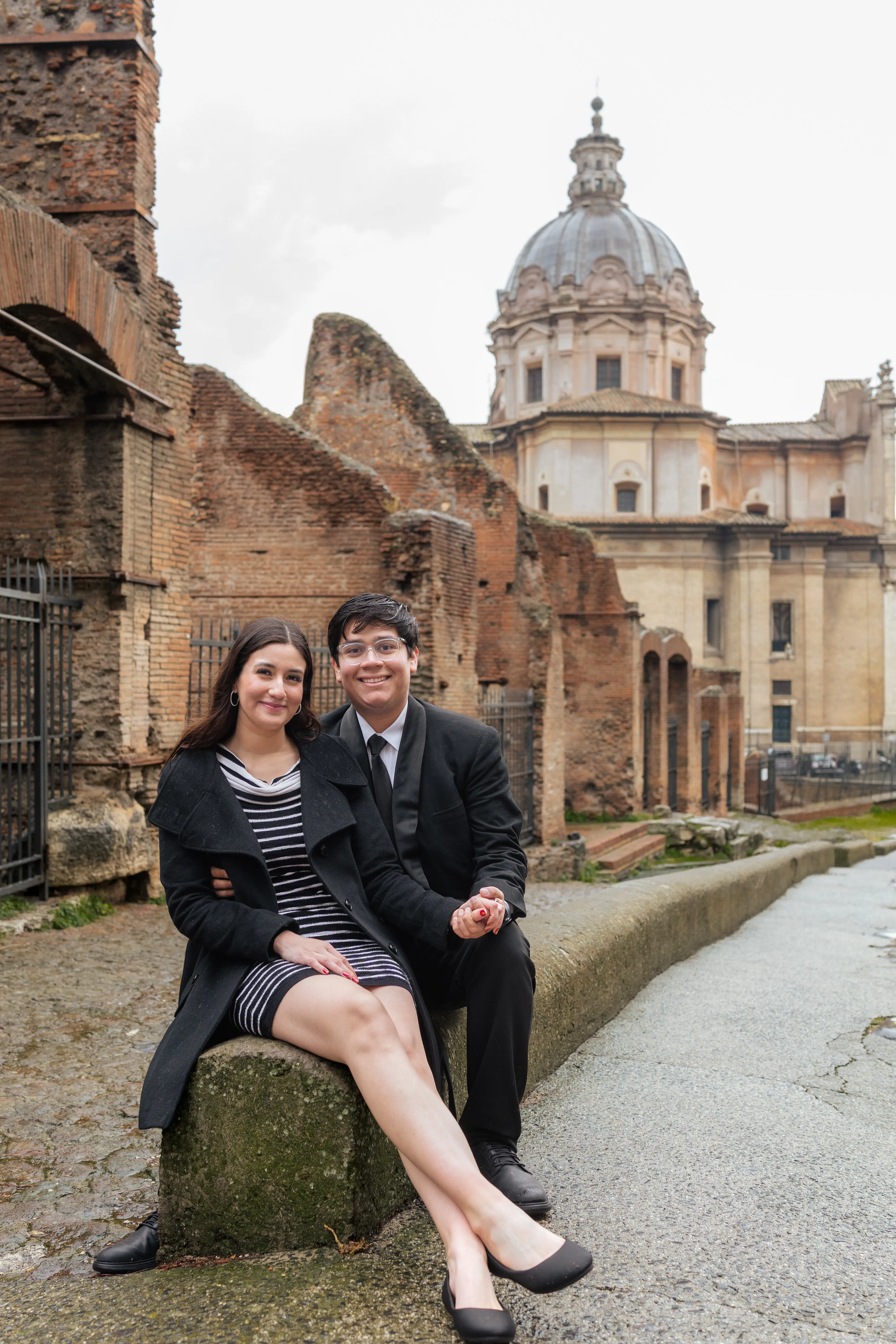 Lizbeth y Axel, un instante tranquilo en las ruinas de Roma